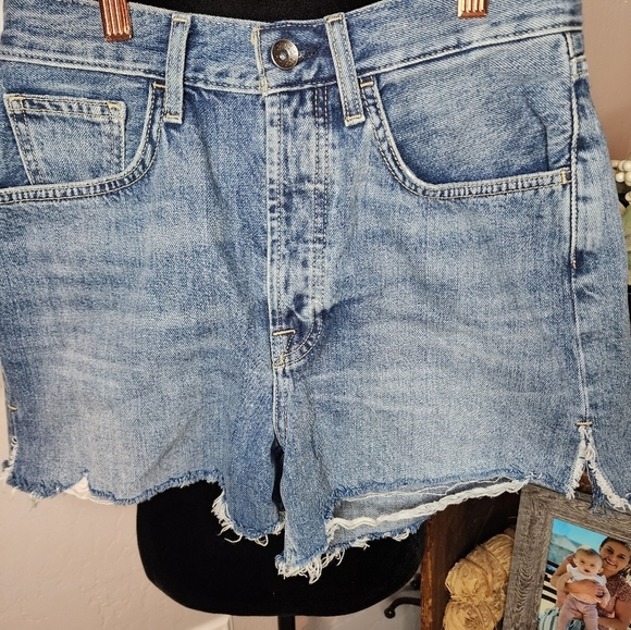 Splendid High Rise Distressed Jean Short Size 28 - Picture 2 of 5